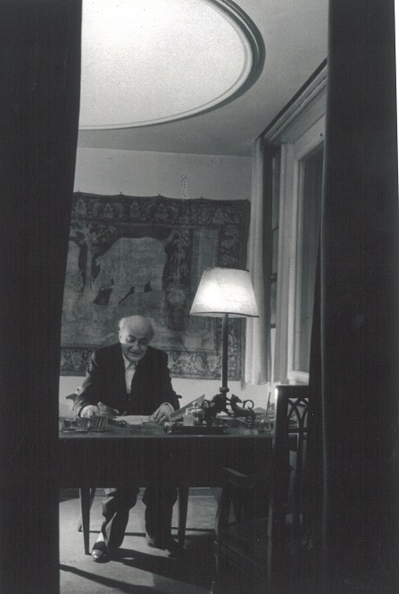 H Lajos az írósztalnál kicsi