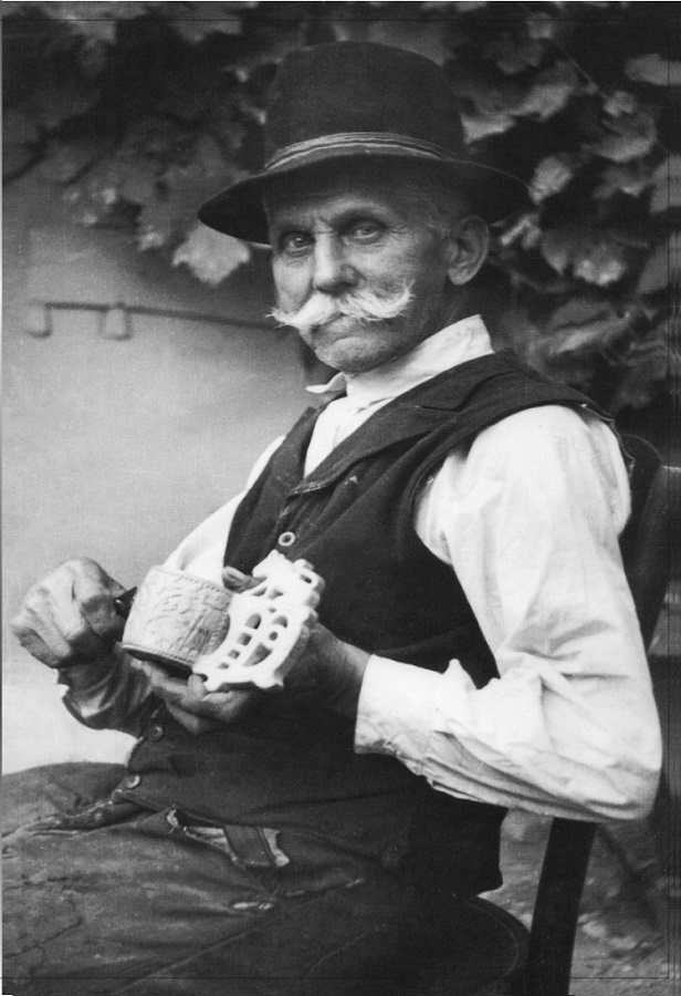 Gyurkó Pál csanakot farag